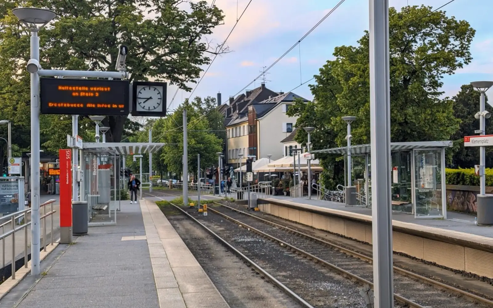 Am Klemensplatz informiert eine elektronische Anzeige über den Ersatzverkehr mit Bussen zwischen Wittlaer und Messe Ost. Archivfoto: ah