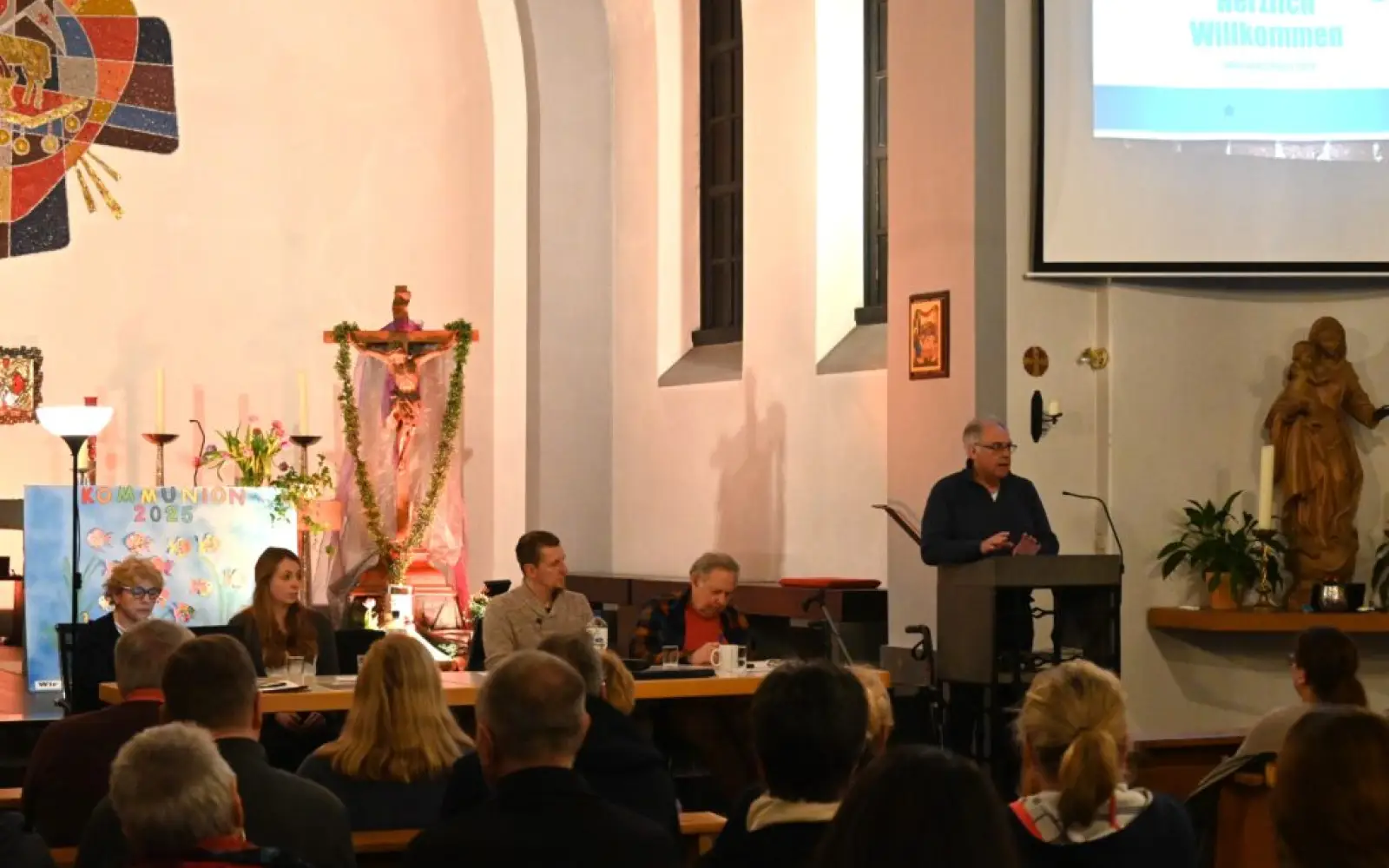 Michael Germ berichtete den zahlreich anwesenden Mitgliedern in der Sermer Dorfkirche über das vergangene Jahr. Foto: sam