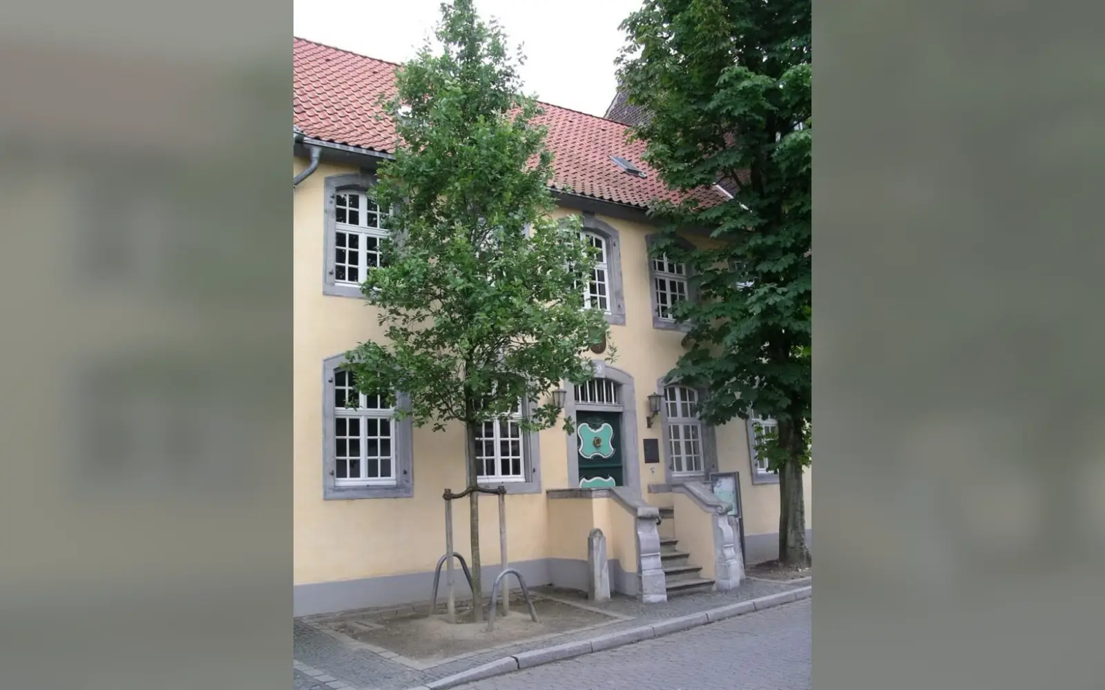 2007: Die linke Kastanie hatte durch eine Neuanpflanzung ersetzt werden müssen.