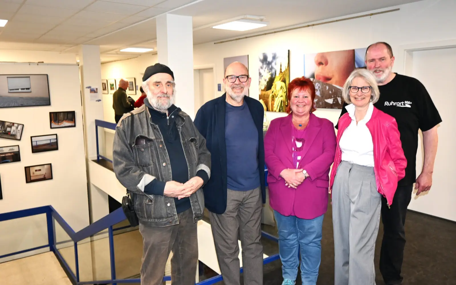 Tauschten sich bei der Vernissage aus (von links): Dieter Schwabe aka Mononom, Bernd Beuscher, Beate Lieske, Marion Köllner und Heiner Heseding. Foto: sam
