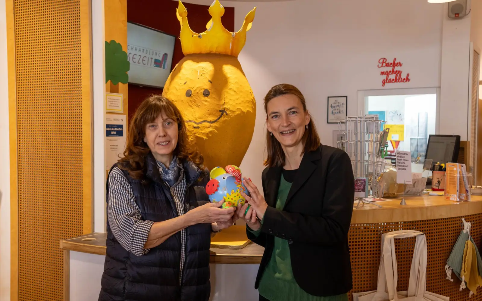 Gaby Moritz und Christina Angsten (von links) vor dem Kartoffelkönig, der 2023 von der KREA für das Kartoffelfest in Kaiserswerth gestaltet wurde. Foto: ah
