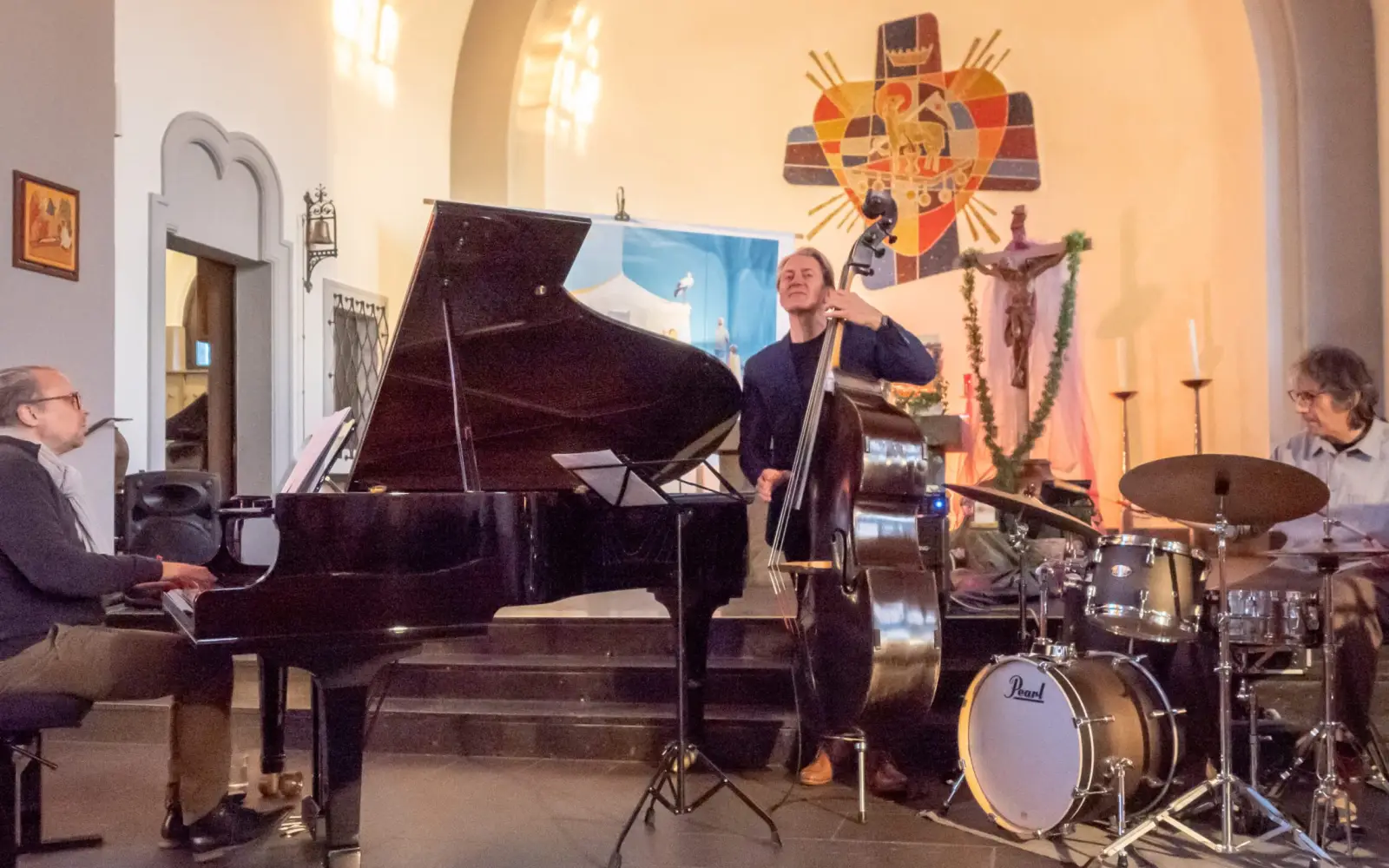 „My Choice“ begeisterte im Rahmen der 46. Duisburger Akzente mit Jazz in Herz-Jesu (von links): Thomas Rückert, Martin Gjakonovski und der Sermer Peter Baumgärtner. Foto: Ulrich Peter