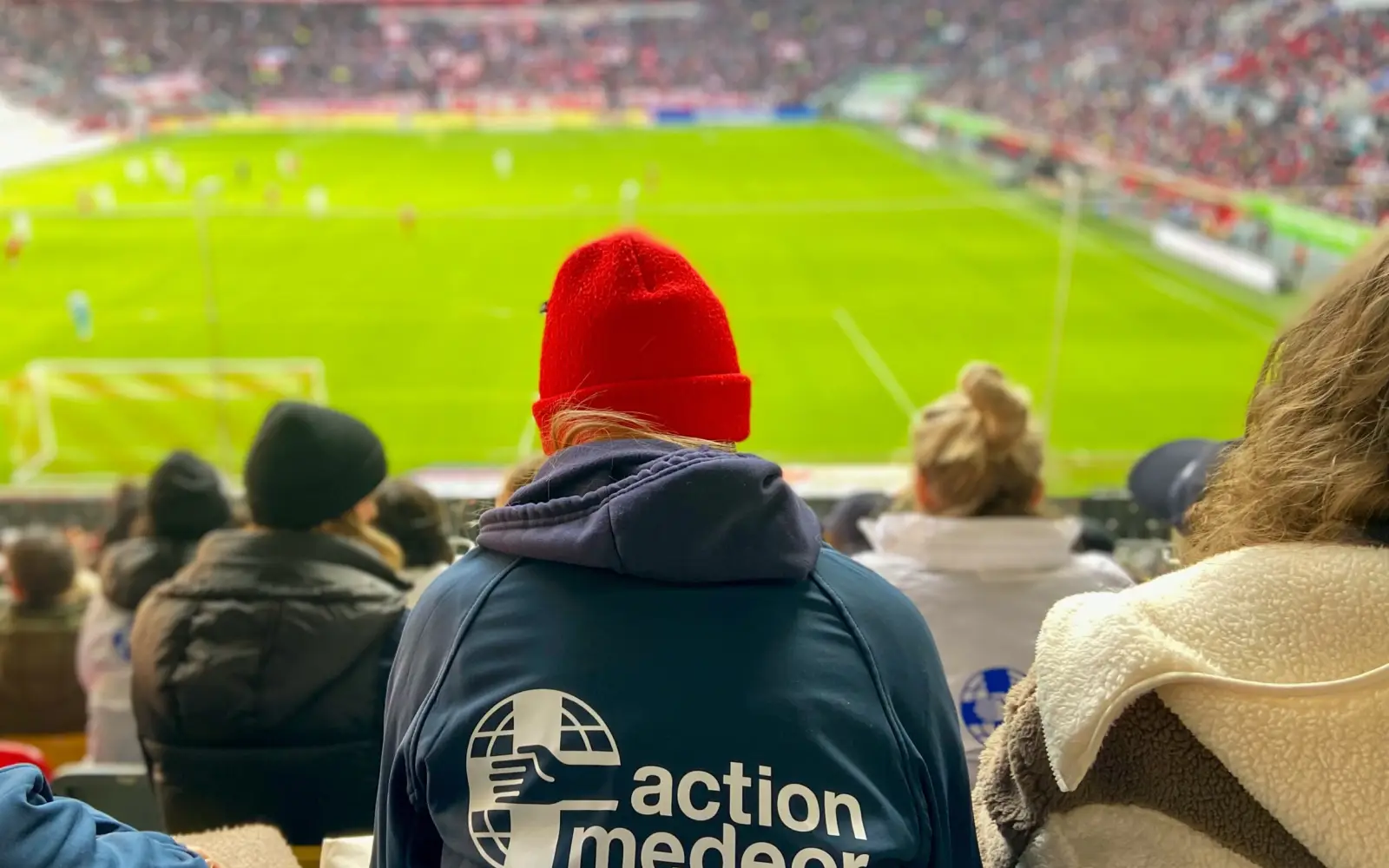 Schüler und Schülerinnen der Elly-Heuss-Knapp-Schule Düsseldorf verfolgten das Spiel der Fortuna gegen Regensburg. In der Pause und nach dem Abpfiff sammelten sie Becherpfand für die Nothilfe von action medeor. Foto: action medeor