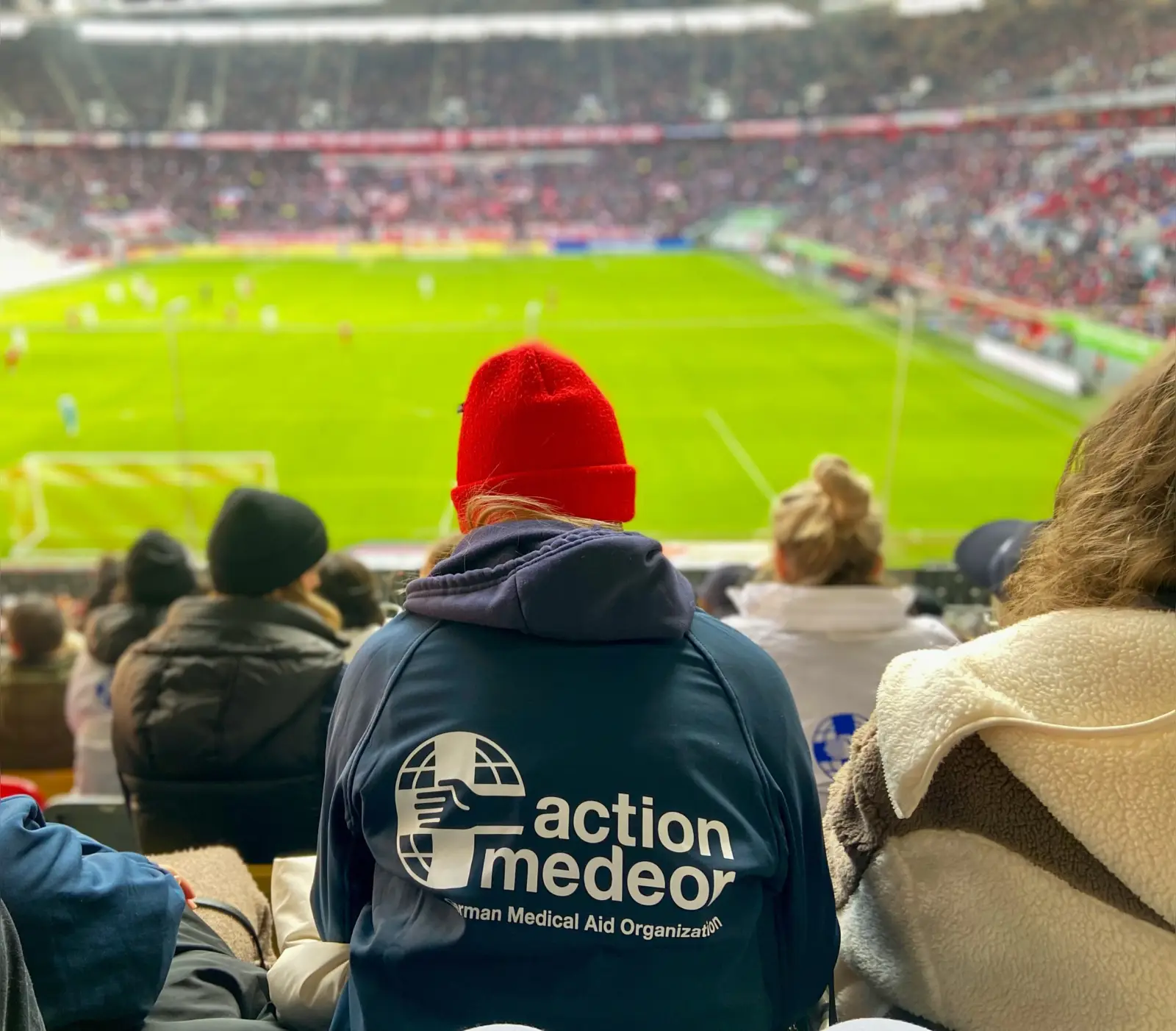 Schüler und Schülerinnen der Elly-Heuss-Knapp-Schule Düsseldorf verfolgten das Spiel der Fortuna gegen Regensburg. In der Pause und nach dem Abpfiff sammelten sie Becherpfand für die Nothilfe von action medeor. Foto: action medeor