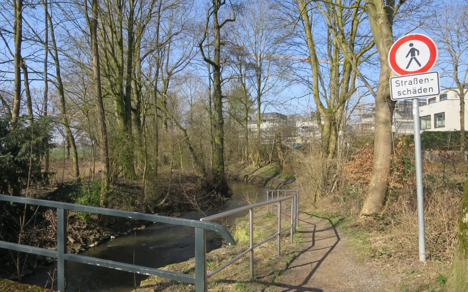 Straßenschäden auf dem idyllischen Schwarzbachufer-Wanderpfad? Das irritiert nicht nur Wanderer, sondern auch ein Mitglied der Bezirksvertretung. Foto: hs