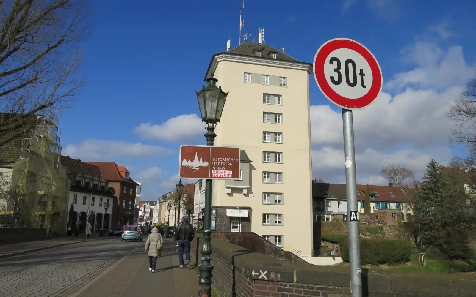 Das einzige Hinweisschild auf den vom Land NRW anerkannten historischen Stadtkern Kaiserswerth, neben einem Schild auf der A52 vor dem Kreuz Düsseldorf-Nord. Foto: hs