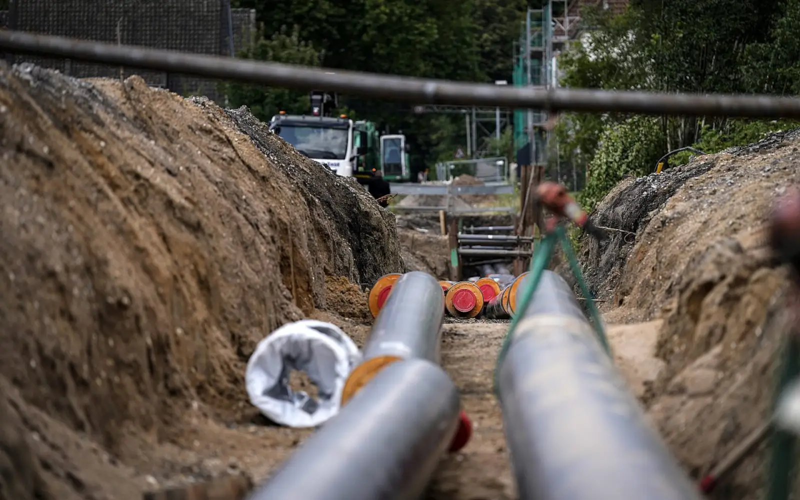 Die Netze Duisburg verlegen eine Fernwärmeleitung in Wedau. Foto: Daniel Tomczak / DVV.