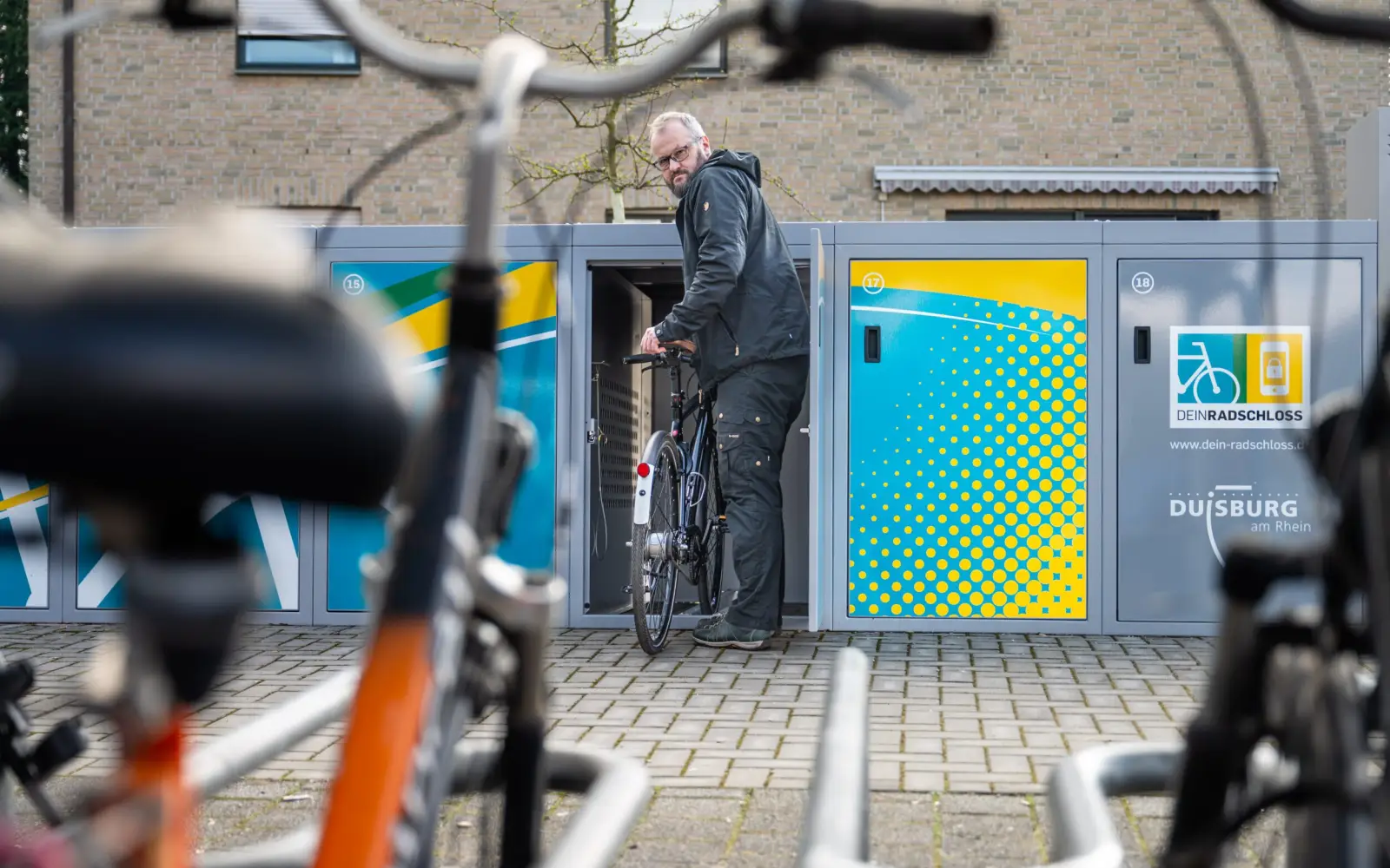 An der U79-Haltestelle „Am Kesselsberg“ in Huckingen hat die Stadt Duisburg 24 überdachte und abschließbare Stellplätze für Fahrräder errichtet. Foto: Tanja Pickartz / Stadt Duisburg