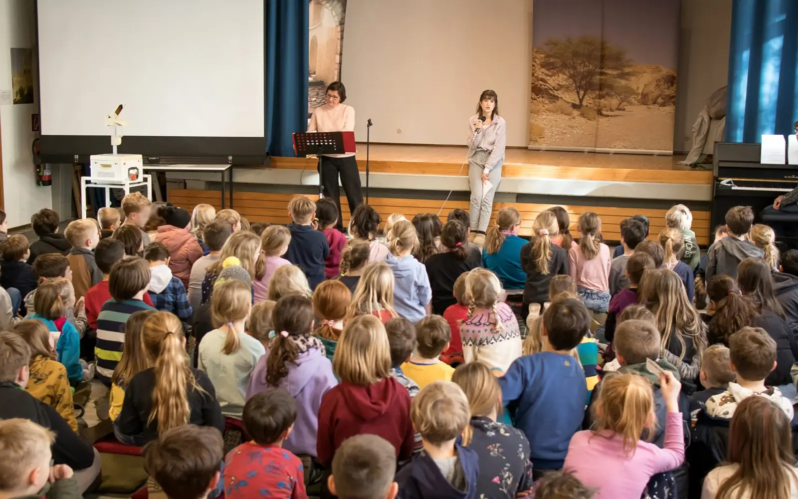Kinder erleben die biblische Geschichte von Jakob mit Theater und Bastelaktionen in der Kinderbibelwoche in Wedau. Archivfoto: Dirk Sawatzki