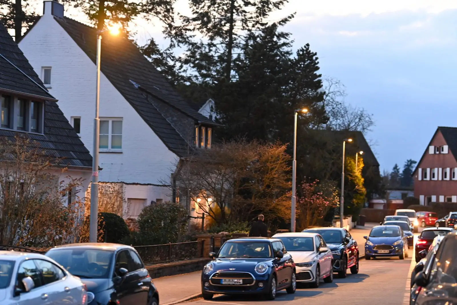 Neue LED-Straßenbeleuchtung in Angermund: Die modernen Leuchten sorgen für bessere Ausleuchtung und mehr Energieeffizienz, stoßen aber auch auf geteilte Meinungen unter den Anwohnern. Foto: cj