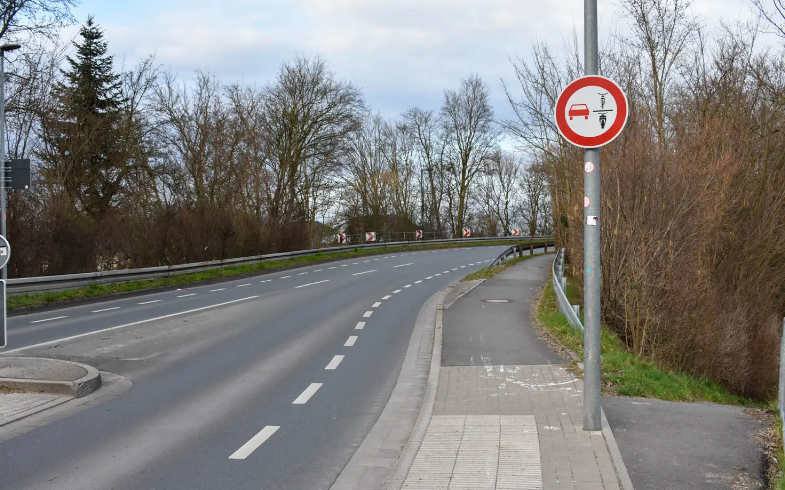 Das neue Überholverbot auf der Angermunder Straße soll die Sicherheit für Rad- und Motorradfahrer an der engen Brücke verbessern. Foto: cj