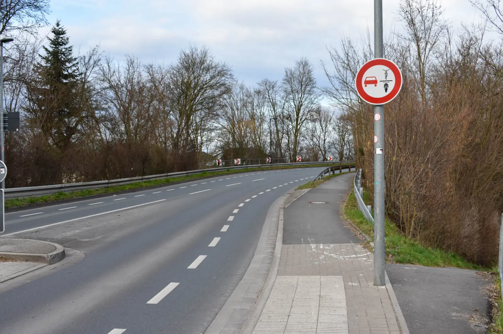 Das neue Überholverbot auf der Angermunder Straße soll die Sicherheit für Rad- und Motorradfahrer an der engen Brücke verbessern. Foto: cj