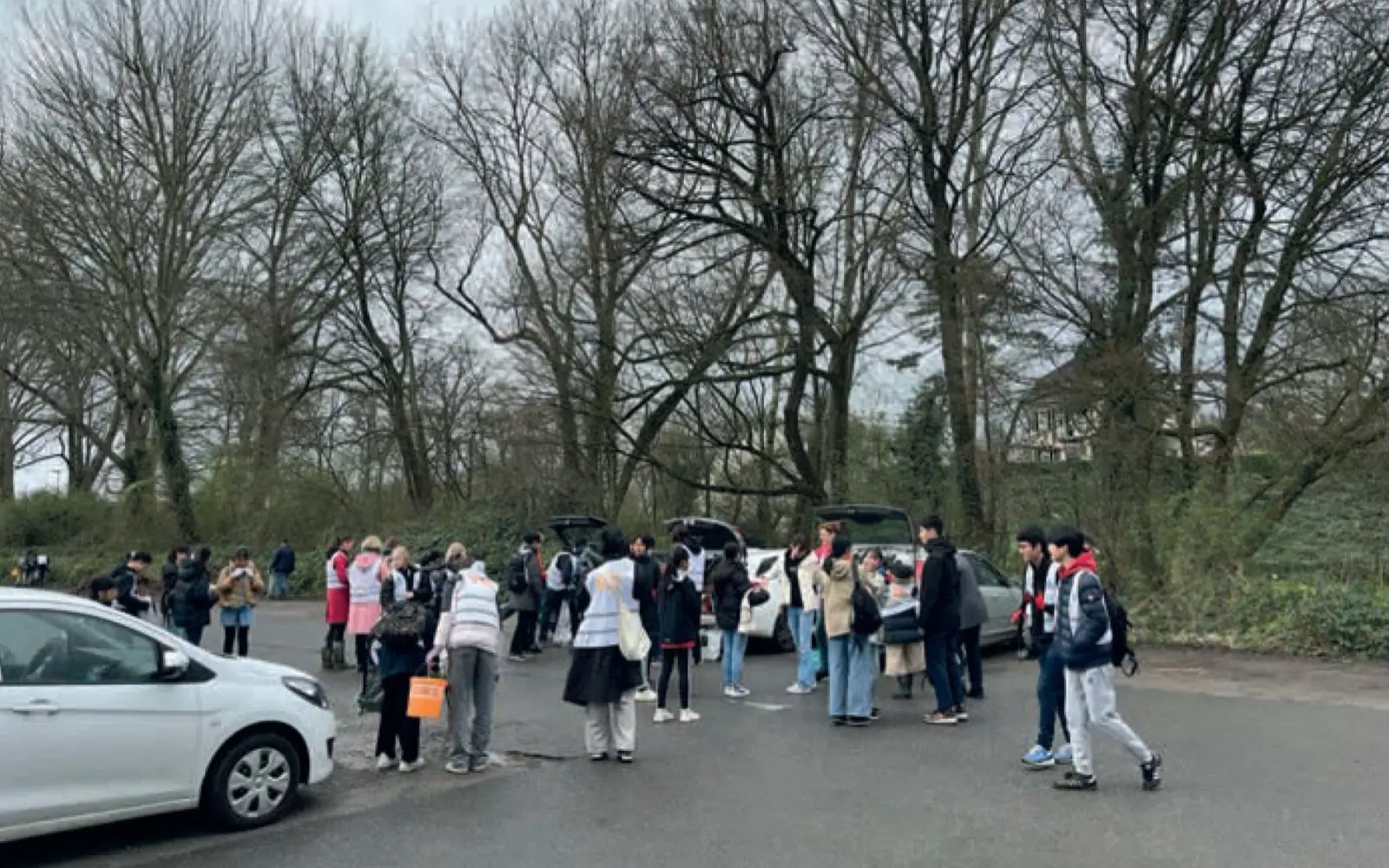 Zum Start rüsten sich alle mit Westen, Greifern, Handschuhen und Tüten aus. Fotos: privat