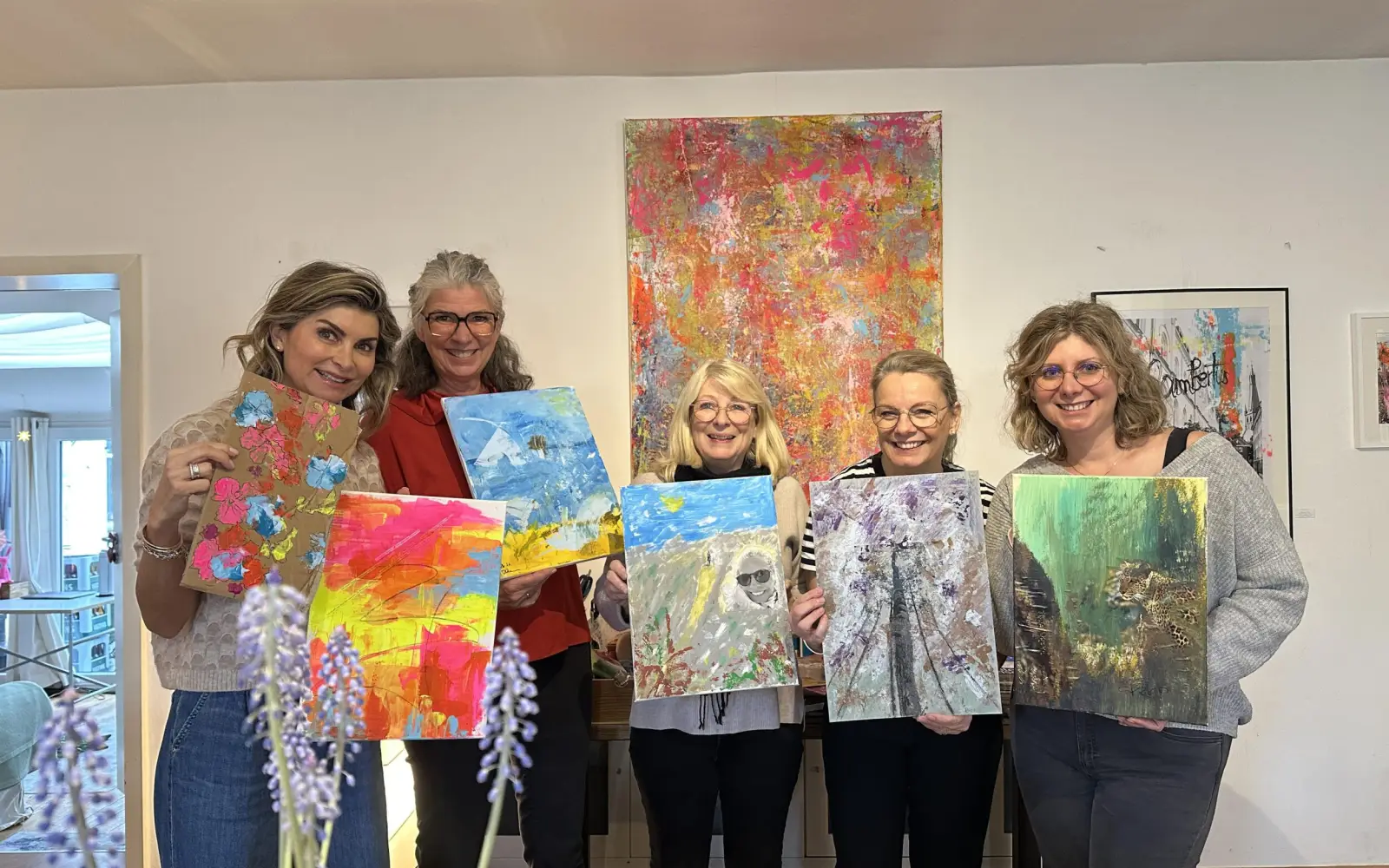 Teilnehmerinnen des Malworkshops mit Annette Sandt präsentieren stolz ihre Kunstwerke in inspirierender Atelieratmosphäre in Düsseldorf-Kaiserswerth. Foto: privat