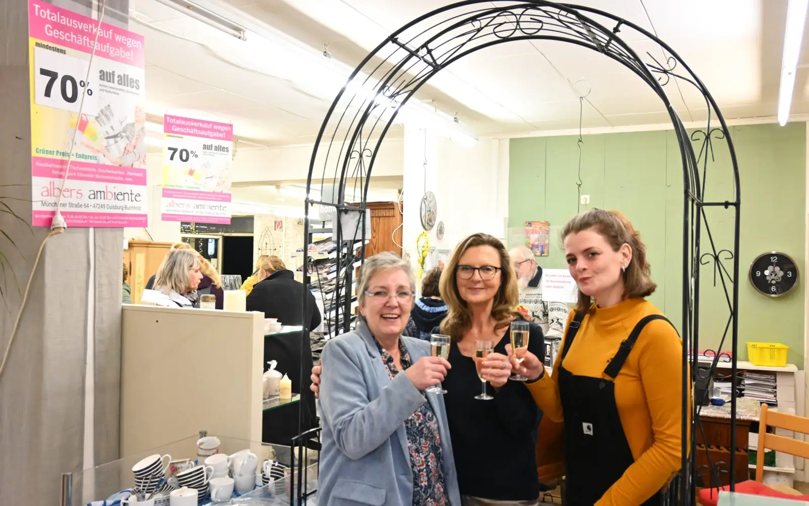 Stießen gemeinsam auf den Mädelsabend an (von links): Ulrike, Ute und Sylvia. Foto: sam