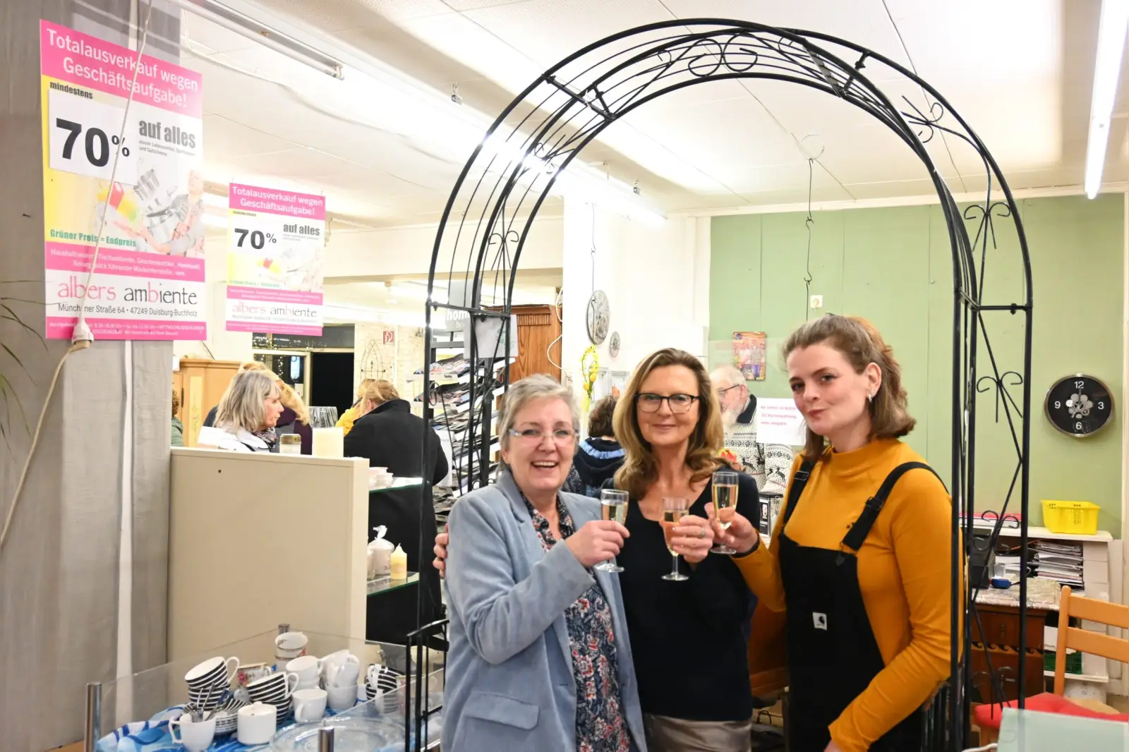 Stießen gemeinsam auf den Mädelsabend an (von links): Ulrike, Ute und Sylvia. Foto: sam