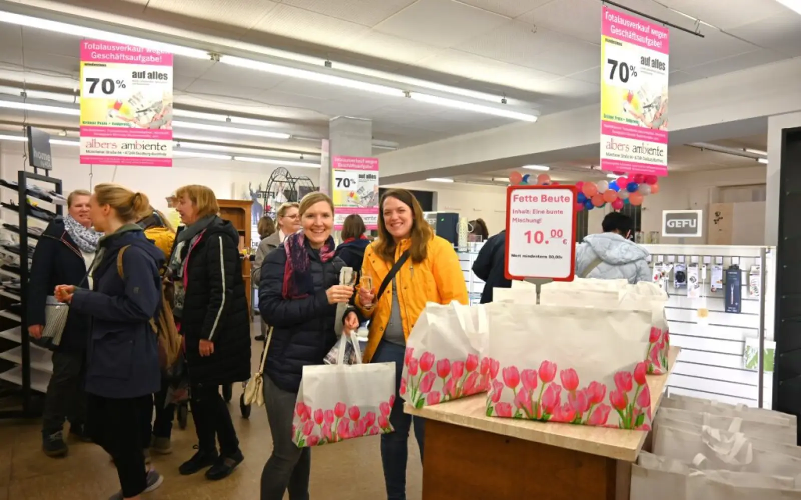 Die Nachbarinnen und Freundinnen Claudia und Sarah (rechts) genossen das Bummeln durch Buchholz und bei „Albers Ambiente“.
Foto: sam