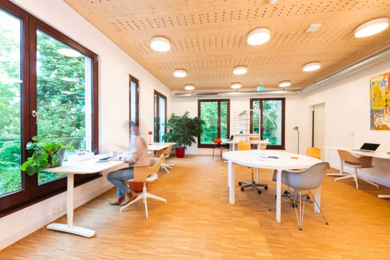 Der CoWorking-Bereich im Family Hub kiwifalter bietet eine ruhige Arbeitsatmosphäre mit Blick ins Grüne – ideal für berufstätige Eltern. Foto: Kiwifalter