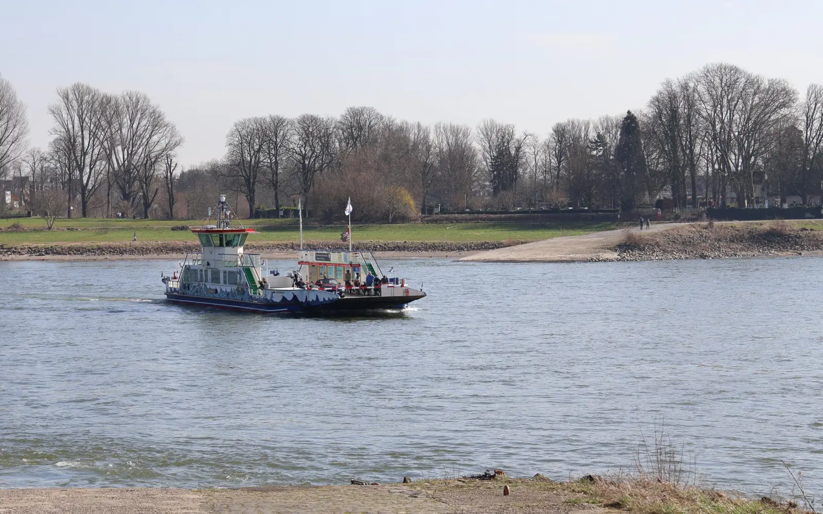 Die Fähre pendelt ab dem 8. März wieder zwischen den Anlegern in Kaiserswerth und Langst. Foto: ah