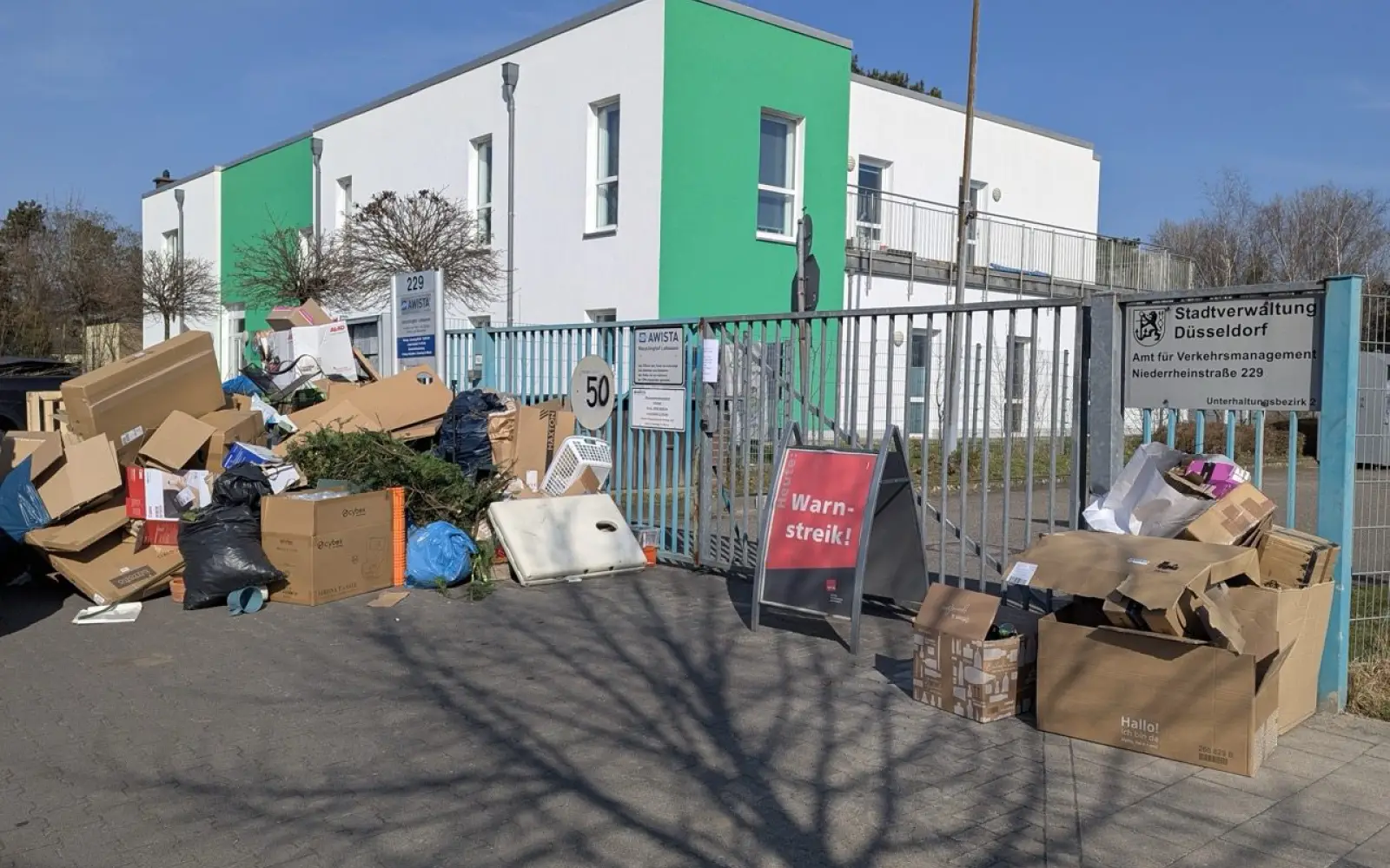 Müll sammelt sich vor dem Tor des Recyclinghofs an der Niederrheinstraße in Düsseldorf während des AWISTA-Warnstreiks. Foto: ah