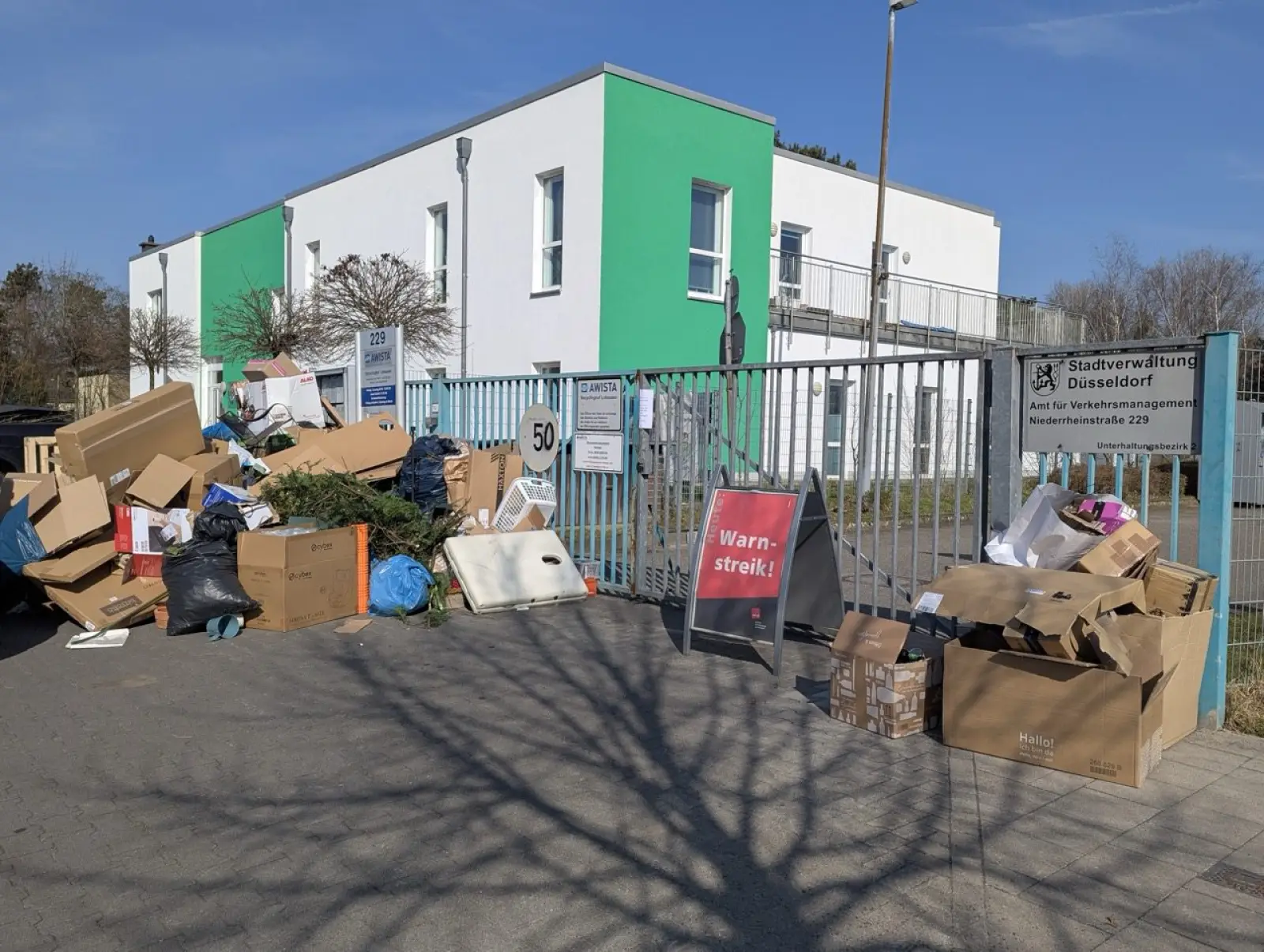 Müll sammelt sich vor dem Tor des Recyclinghofs an der Niederrheinstraße in Düsseldorf während des AWISTA-Warnstreiks. Foto: ah