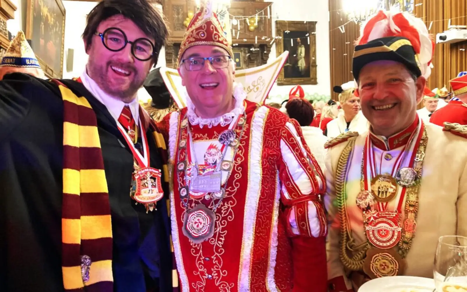 Als Harry Potter verkleidet überreichte OB Sören Link (links) Prinz „Germ aus Serm“ einen Orden. Mit dabei: Hofmarschall Stefan. Foto: sam
