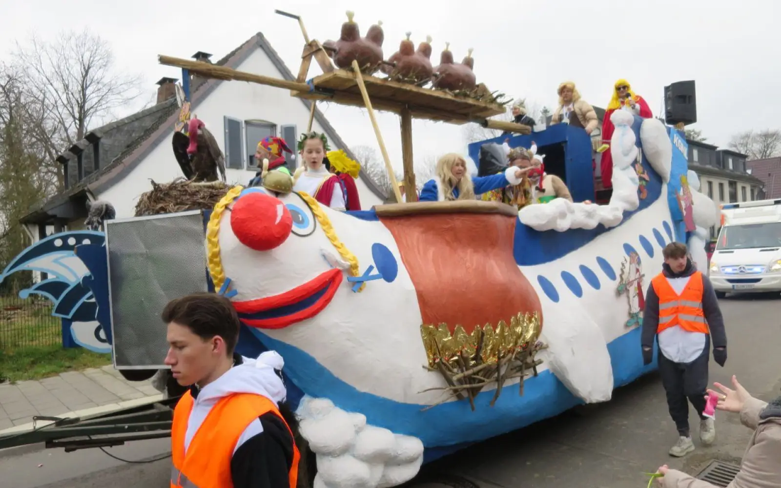 Der die Fantasie anregende Wagen der KG Närrische Lohauser. Foto: hs