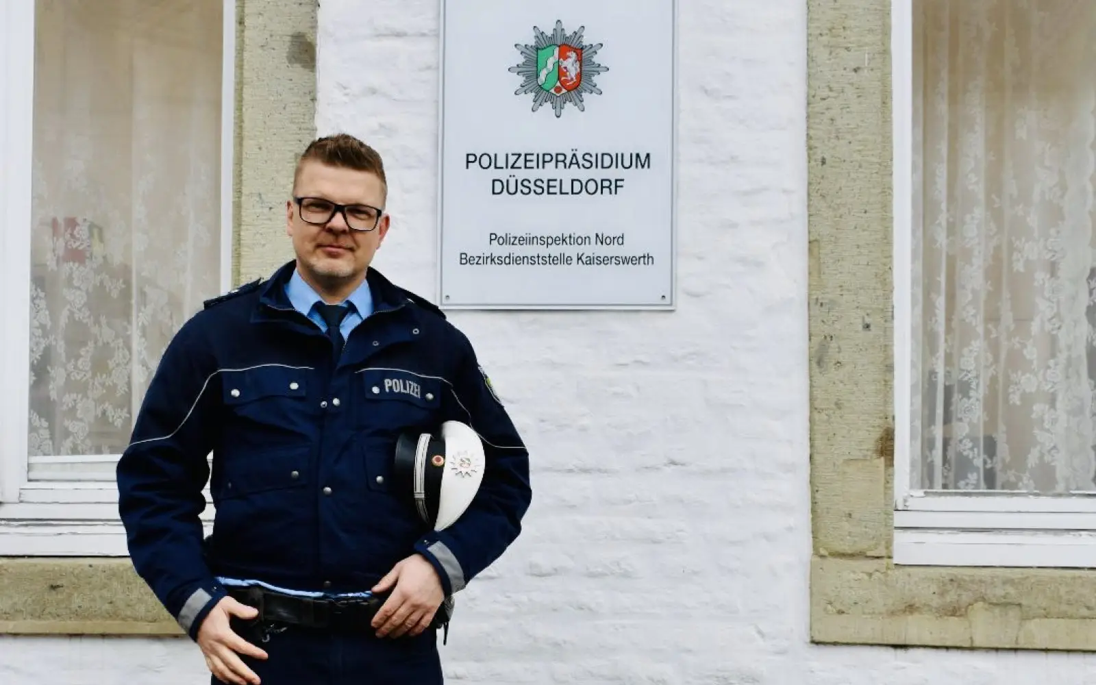 Polizeihauptkommissar Stefan Sell vor der Bezirksdienststelle Kaiserswerth der Polizeiinspektion Nord in Düsseldorf. Foto:cj