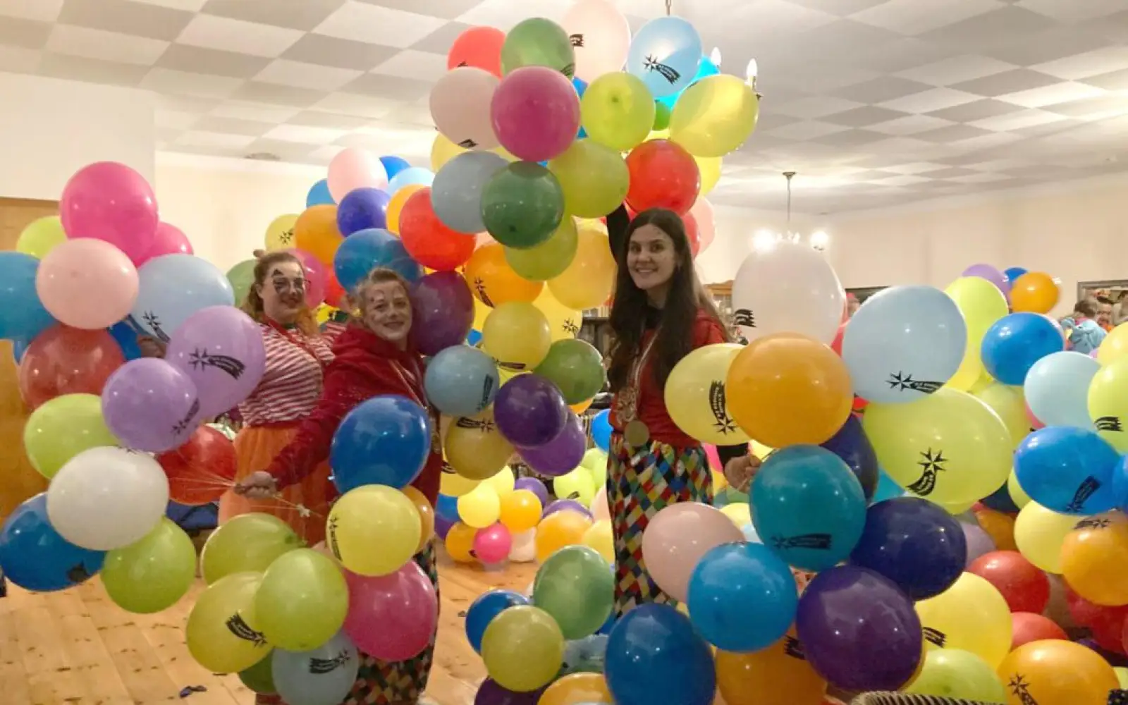 Die traditionelle Luftballonverteilung der Amazonen sorgt jedes Jahr für bunte Freude im Dorf. Foto: sam