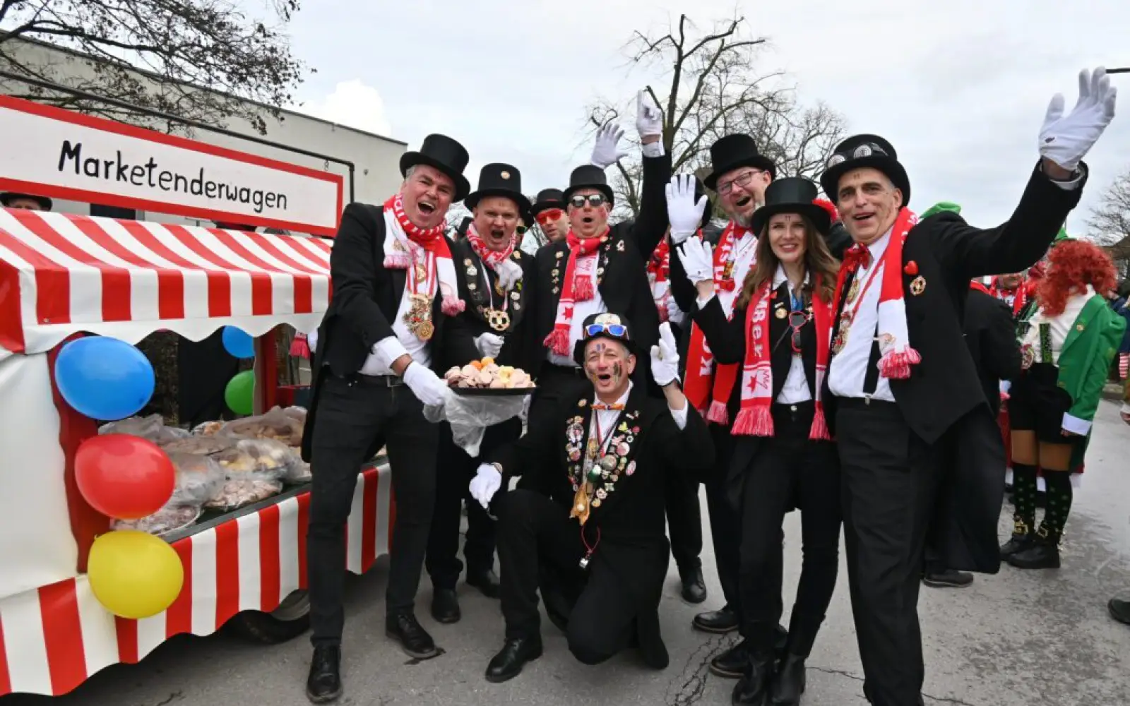Die Wurstsammler, die an diesem Samstag wieder von Haustür zu Haustür durchs Dorf ziehen und um Spenden bitten, versorgen die Besucher am Straßenrand mit Wurst, Käse und hartgekochten Eiern. Archivfoto: sam