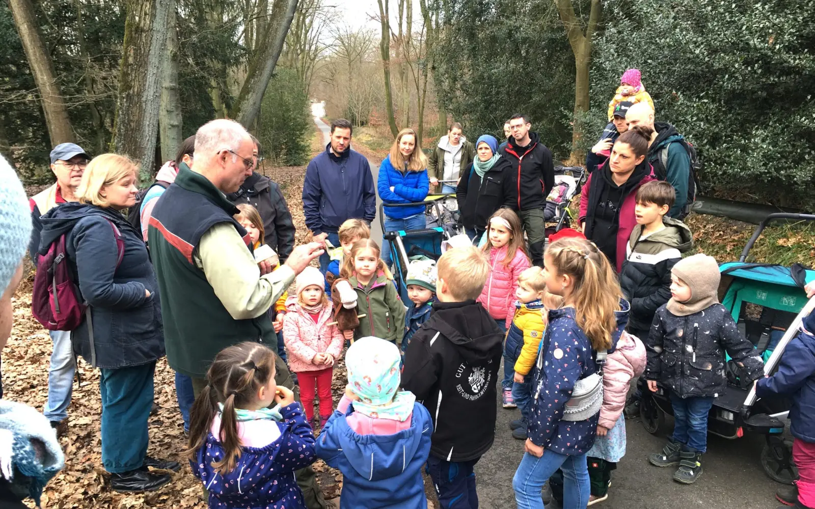 Förster Stefan Jeschke erklärte den Mädchen und Jungen vor Ort die besondere Artenvielfalt der Tiere und Pflanzen im Stadtwald – als Dankeschön für das fleißige Eichelsammeln. Foto: CDU
