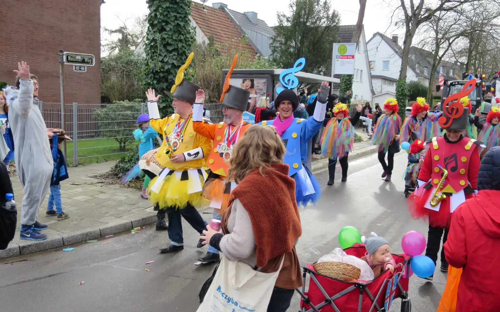 Viel Spaß und bunte Kostüme beim Veedelszoch in Lohausen 2024. Foto: hs