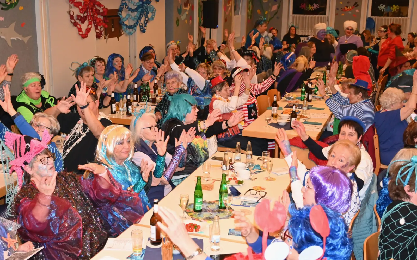 150 Frauen in farbenfrohen Kostümen feierten am Freitag in Serm ausgelassen beim kfd-Karneval. Foto: sam