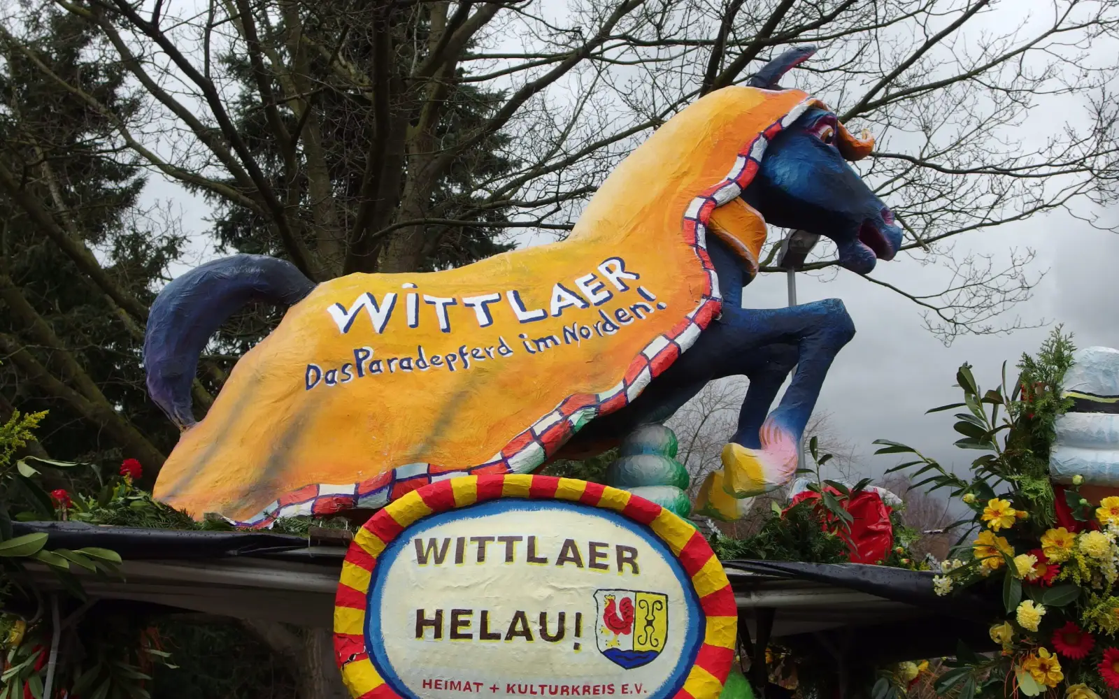 Dieses Foto aus dem Jahr 2024 zeigt, dass die Wittlaerer Jecken auch im Wagenbau und in humorvoller Selbstdarstellung mithalten. Archivfoto: hs