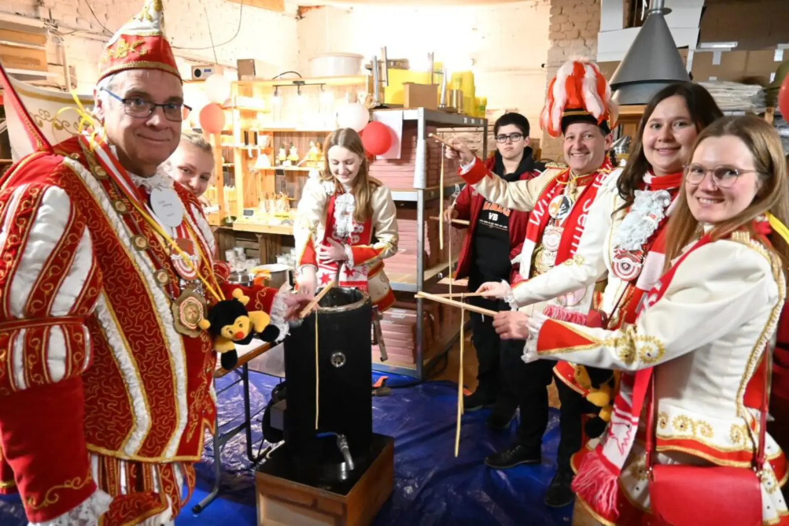 Noch ist die Kerze viel zu dünn … Immer wieder taucht die Crew um Prinz Michael II. den Docht in das heiße Wachs. Foto: sam