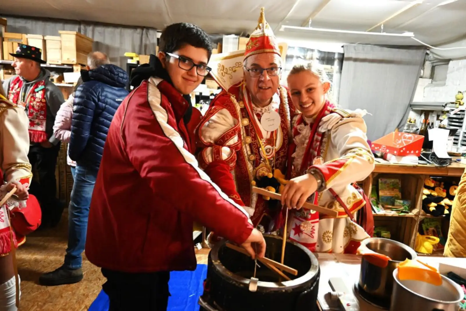 Umgeben von seinen Enkelkindern Freddy und Sophie fühlt sich Prinz Michael II. sichtlich wohl. Foto: sam