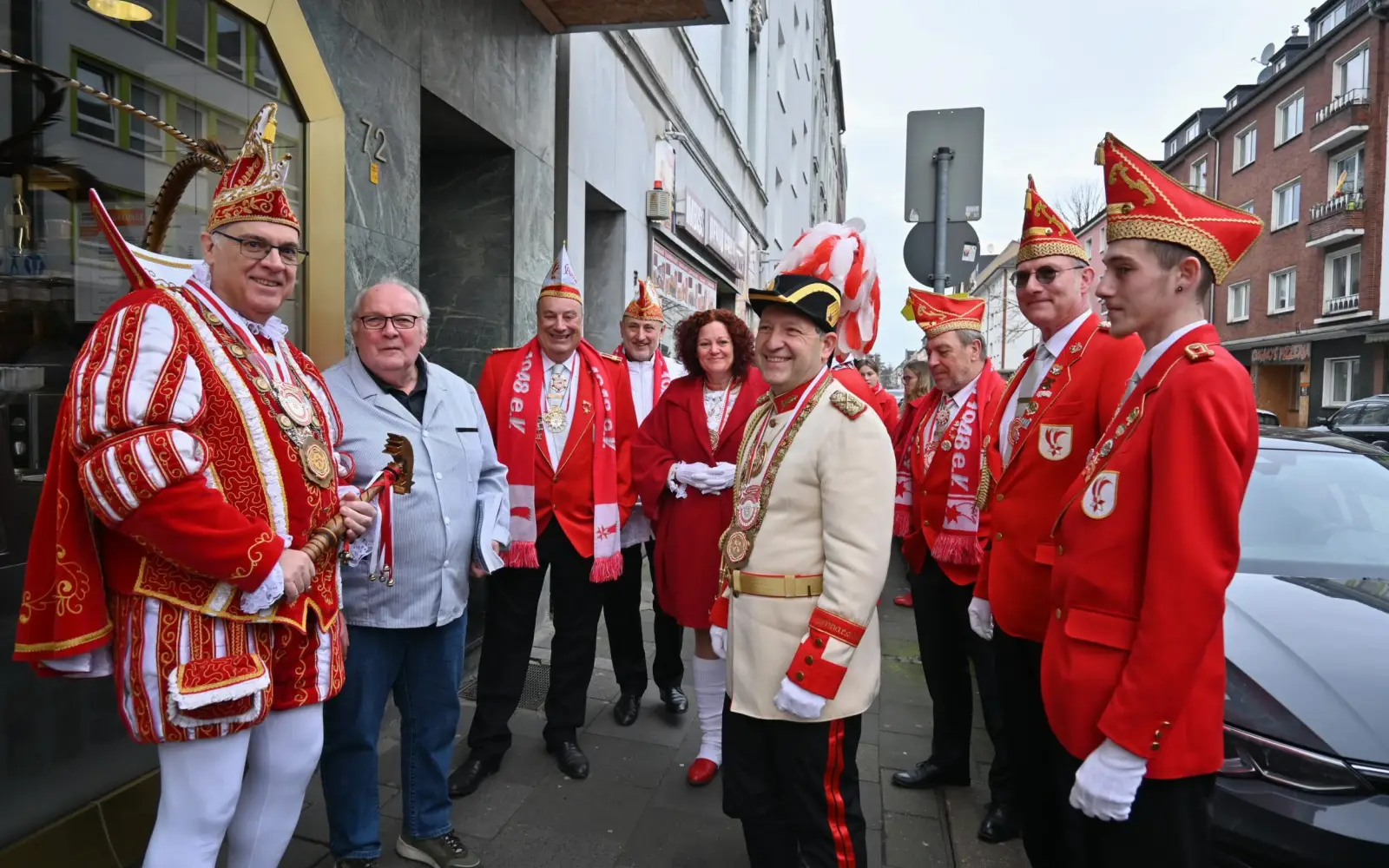 Der Ehrensenator der KG Südstern, Franz-Josef van Bebber, empfing Prinz Michael II. und sein Gefolge in Wanheimerort. Foto: sam