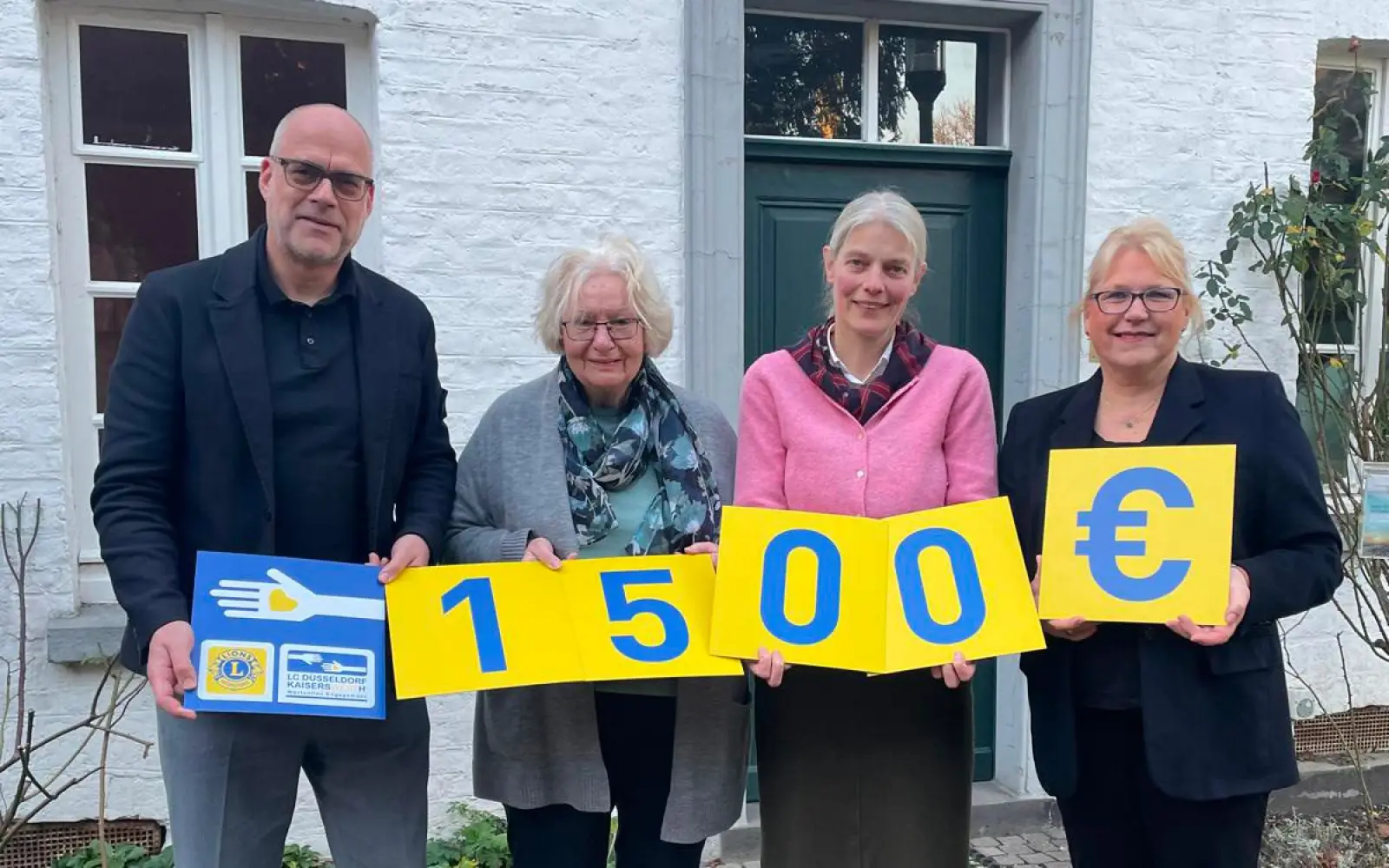 Auf dem Foto sind (von links) Michael Brödel, Eva Weise, Dorothée Marquardt und Dagmar Dieterle-Witte bei der Spendenübergabe zu sehen. Foto: Lions Club Düsseldorf-Kaiserswerth