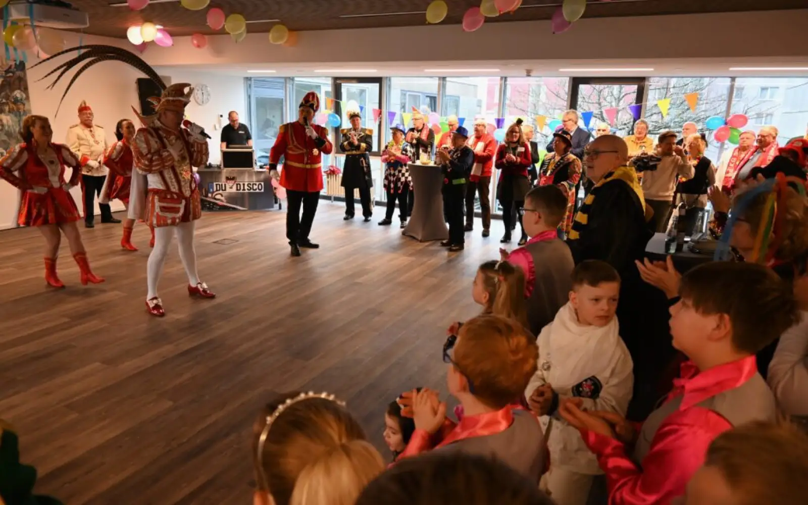 Bunt und närrisch ging es beim ersten karnevalistischen Prinzenempfang im Duisburger Süden zu. Foto: sam
