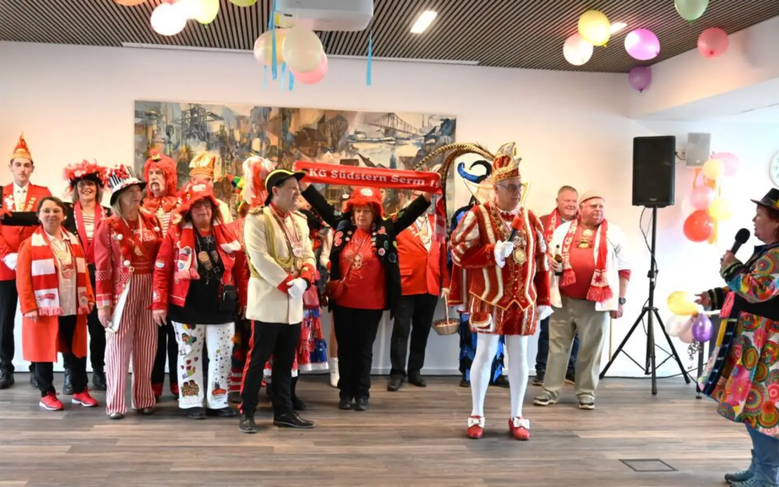 Prinz Michael II. und sein Hofmarschall Stefan fanden im Publikum weitere Südsterne. Foto: sam