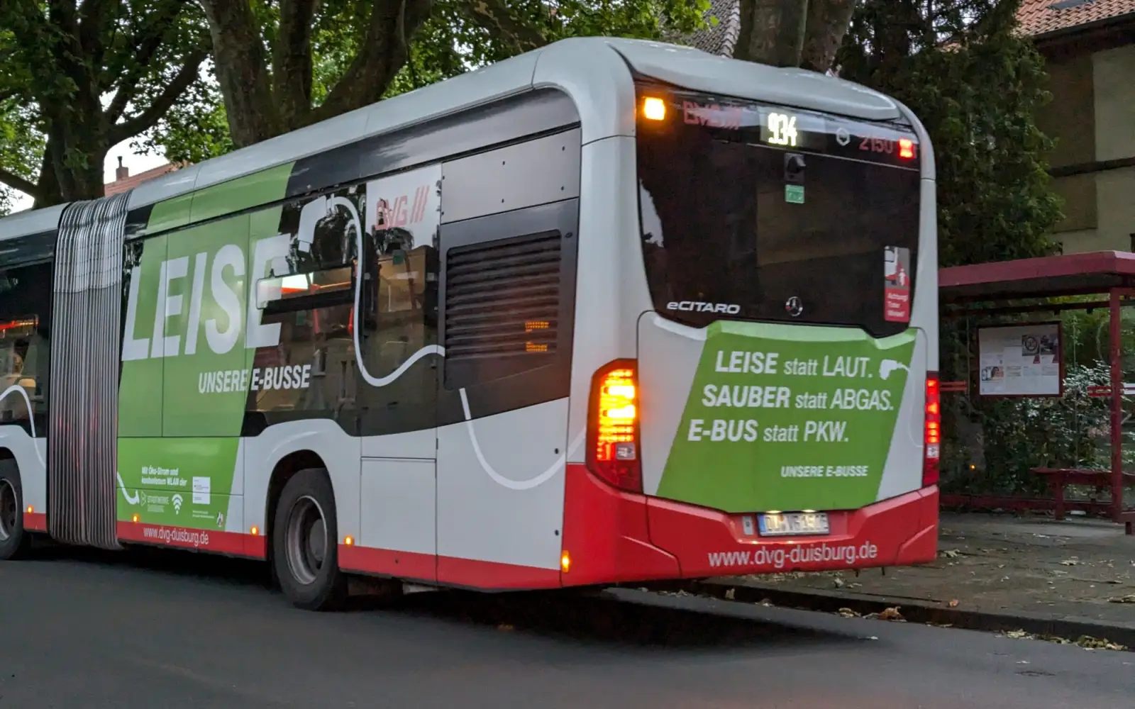 Ein Bus der Linie 934 in Wedau, die wegen Bauarbeiten eine Umleitung fahren muss. Foto: ah