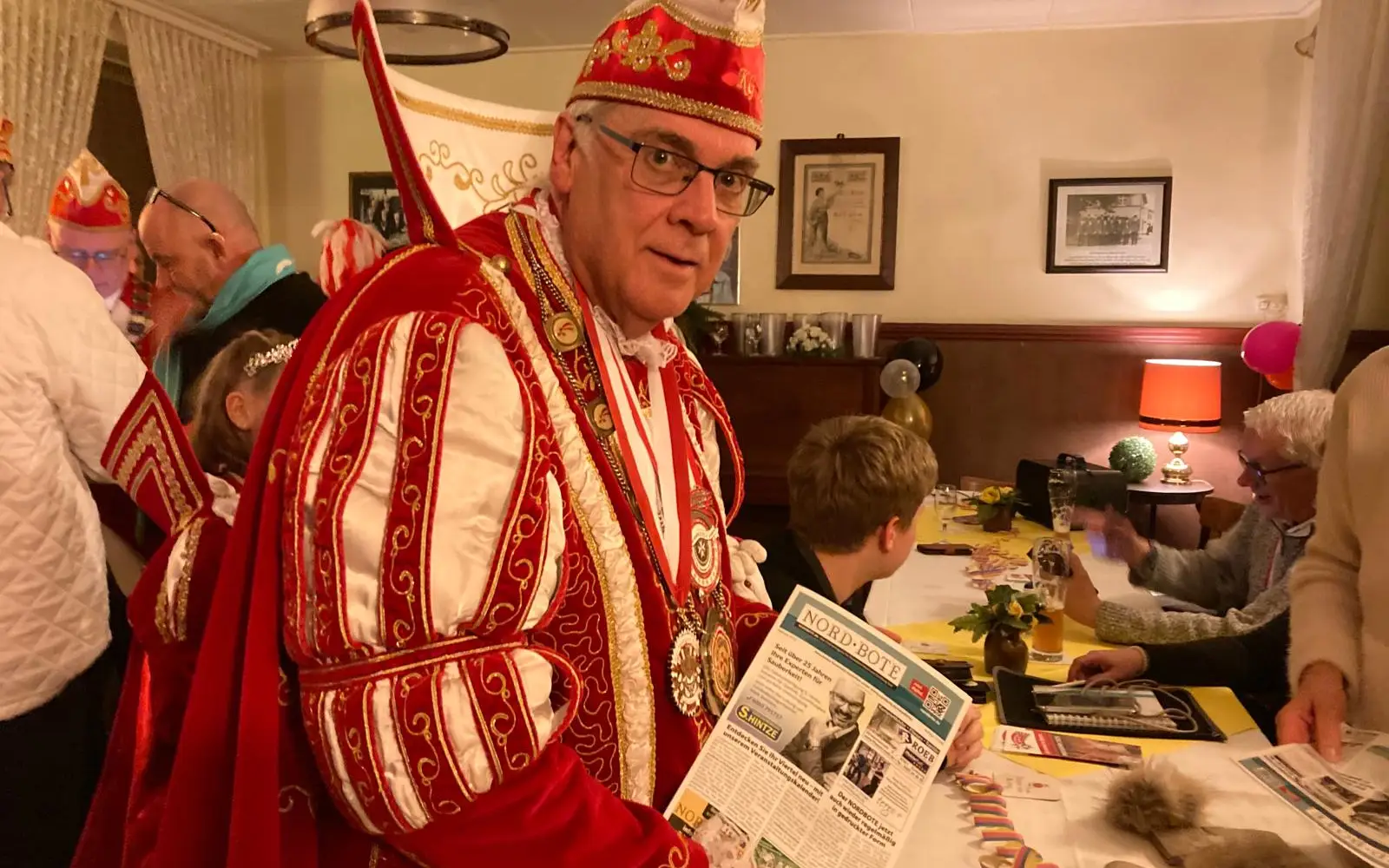 Prinz Michael II. hat als einer der Ersten die frisch gedruckte NORDBOTE-Ausgabe in den Händen gehalten: „Ich freue mich immer, den NORDBOTE zu lesen!“ Foto: sam