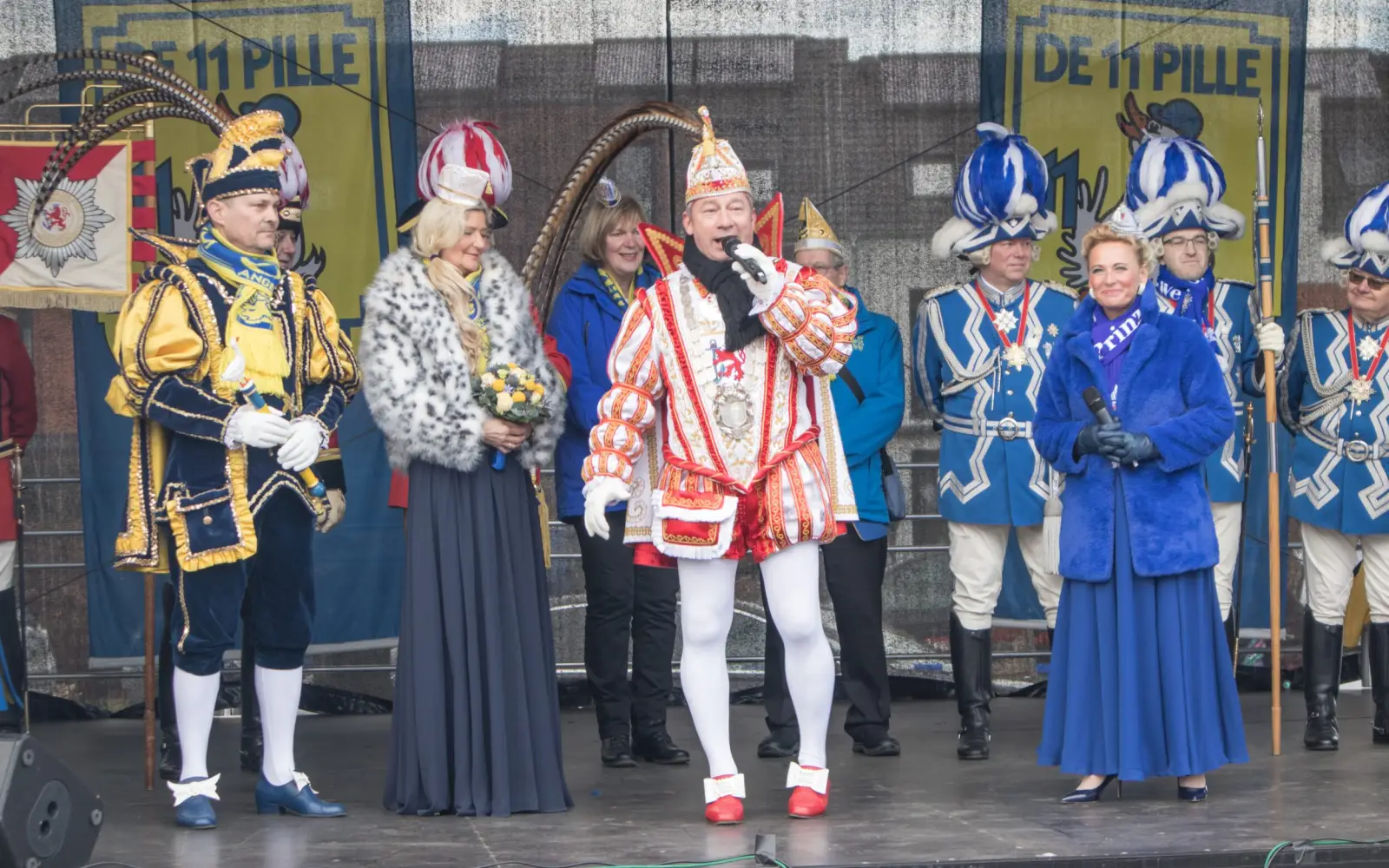 Das Angermunder Prinzenpaar Christoph I. und seine Venetia Diana I. sowie das Düsseldorfer Prinzenpaar Andreas I. mit seiner Venetia Evelyn feiern auf der Bühne. Foto: vj