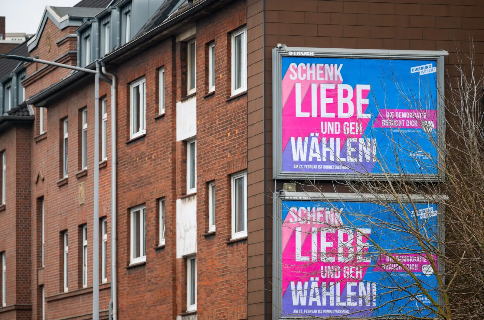 Plakate der Stadt Duisburg rufen die Bürger zur Stimmabgabe bei der Bundestagswahl auf. Die Plakate hängen im gesamten Stadtgebiet. Foto: Tanja Pickartz / Stadt Duisburg
