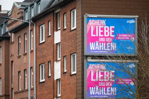 Plakatkampagne „Schenk Liebe, geh wählen“ wirbt für demokratische Teilhabe