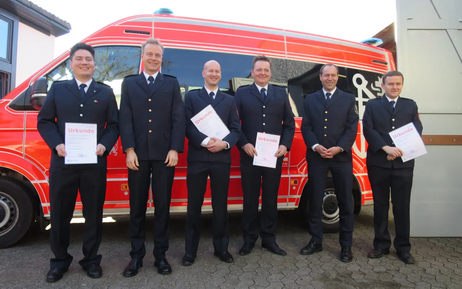 Nach Aushändigung der Urkunden haben sich aufgestellt (von links): Ken-Robin Schwabe-Werner, Unterbrandmeister FF Kalkum, David von der Lieth, Amtsleiter der Berufsfeuerwehr Düsseldorf, Sebastian Gilbert, Oberbrandmeister und stellv. Einheitsführer FF Kalkum, Dennis Rätzer, Brandinspektor und Einheitsführer FF Kalkum, Tobias Schülpen, Pressesprecher der Berufsfeuerwehr Düsseldorf, Domenik Fußbahn, Hauptfeuerwehrmann FF Kalkum. Foto: hs