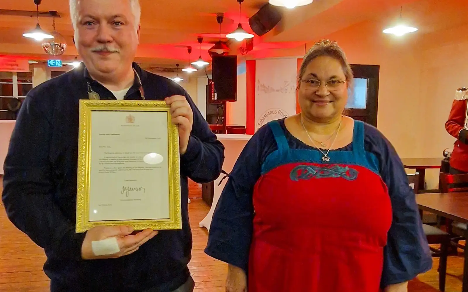 Schützenkönig Nikolaus-Paul Körner (Calchem Corps) und Königin Kamini Govil-Willers wurden beim Titularfest mit besonderen Ehrungen überrascht. Foto: Dr. Flokkelz