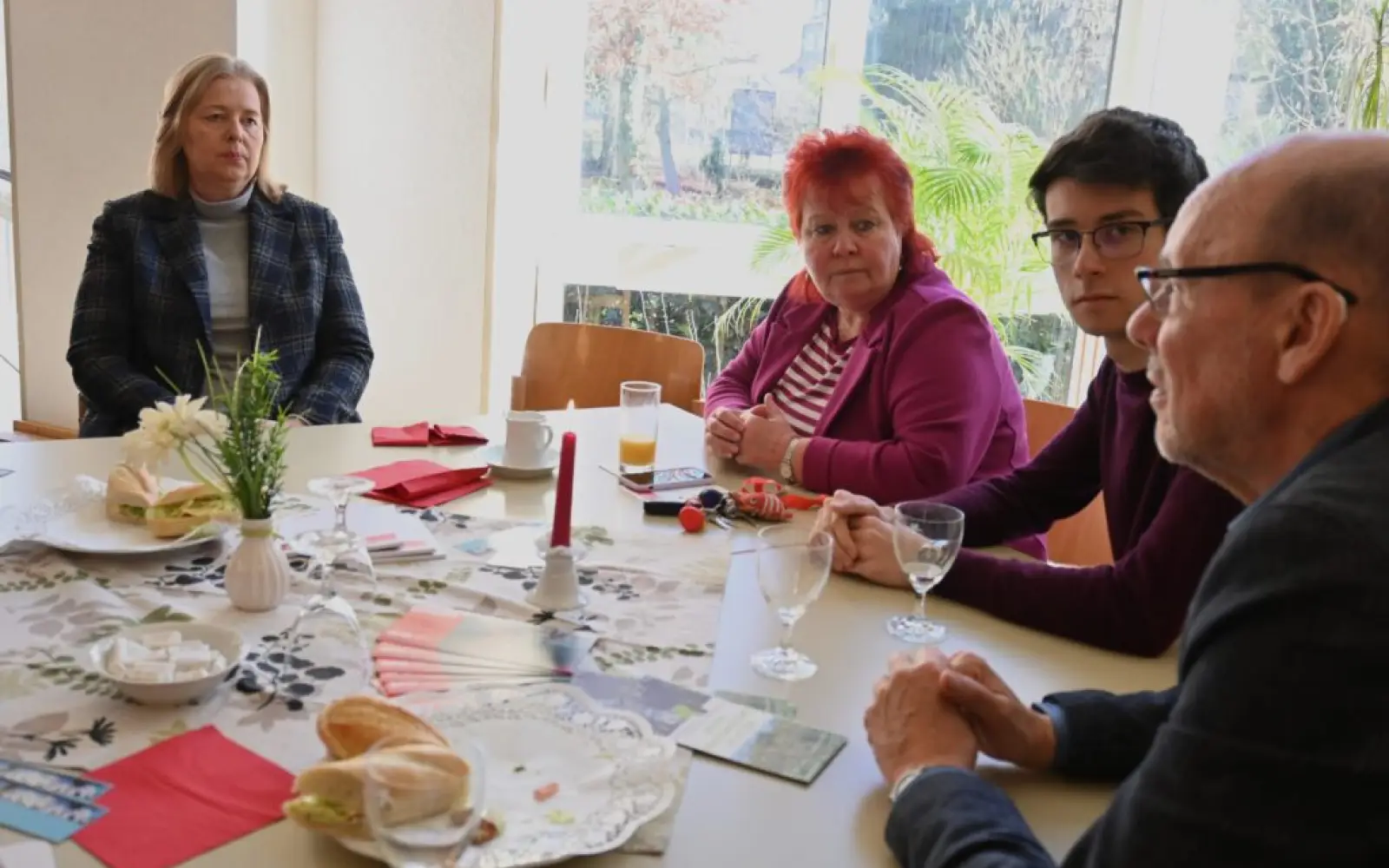 Bundestagspräsidentin Bärbel Bas (links) und Bezirksbürgermeisterin Beate Lieske (2. von links)
diskutierten nach den Redebeiträgen mit den Bürgerinnen und Bürgern vor Ort. Foto: sam