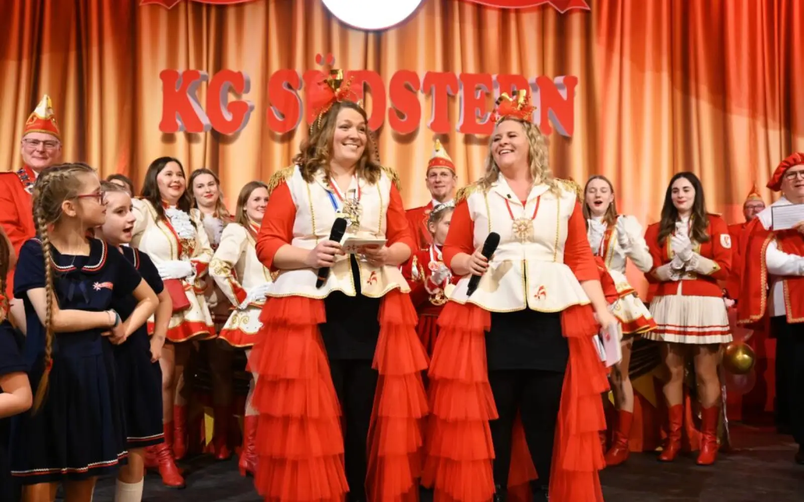 Erstmals moderierten Christina Gahlemann-Belting und Gina Ridders die Prinzenkürung. Foto: sam