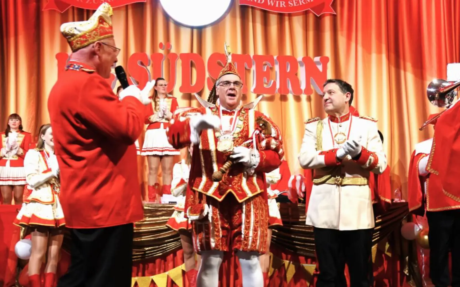 Im ausverkauften Festzelt verfolgten fast 500 Gäste die Prinzenkürung. Foto: sam